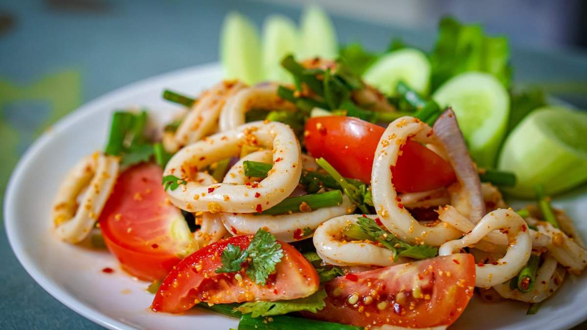 10 самых вкусных и простых рецептов салата из кальмаров: рецепты с фото