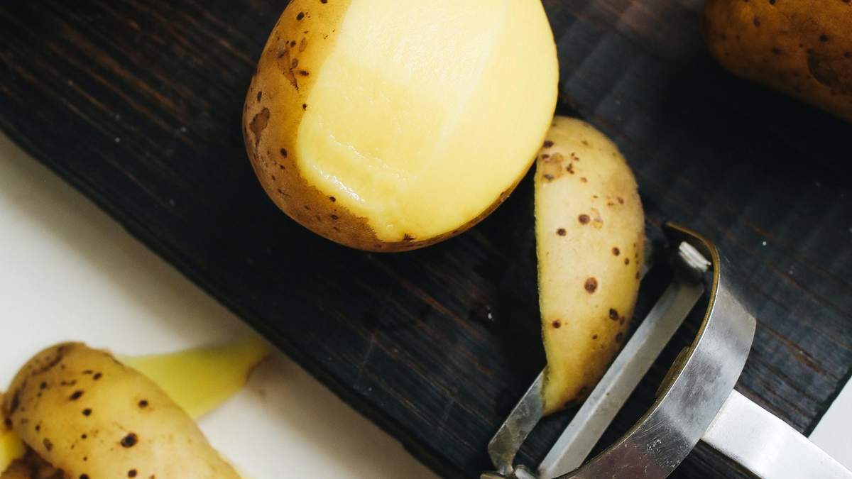 Всего два ингредиента: готовим невероятный обед – шашлык из картофеля и сосисок - Новости Вкусно