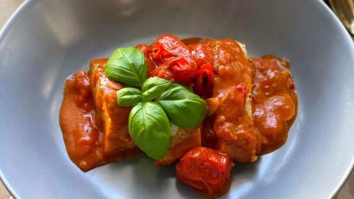 Как вкусно приготовить рыбу: рецепт с помидорами