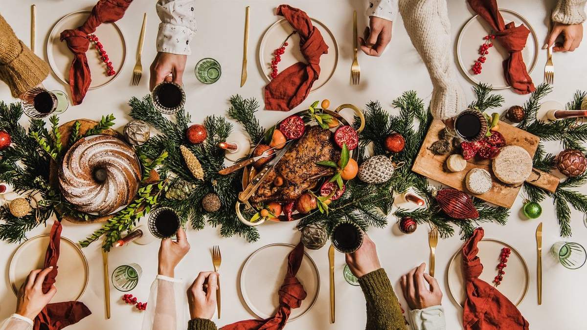 Смакота на Різдво: салат цезар, курча тапака та запечені з овочами стегенця - Новини Смачно