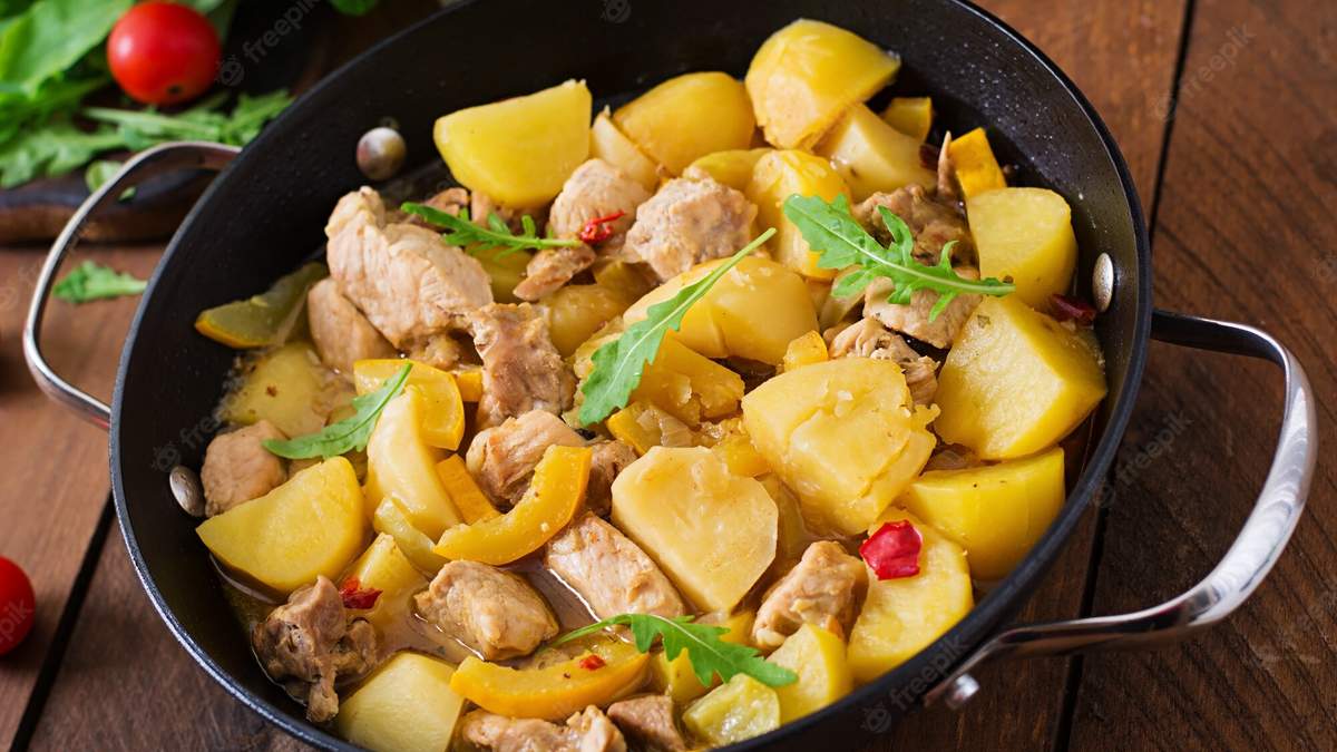 Тушкована картопля з м'ясом рецепт на щодень - Новини Смачно