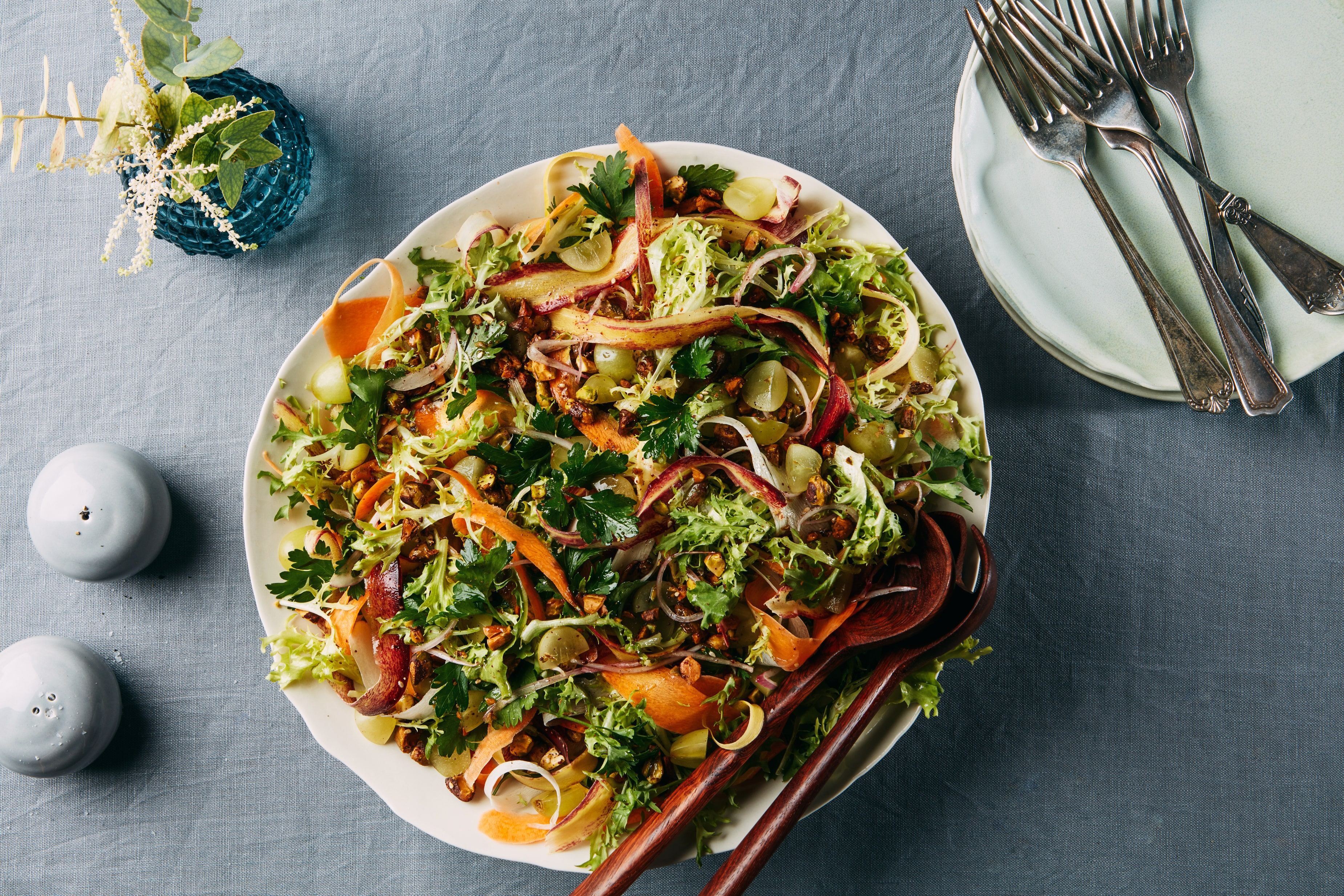 Рецепты праздничных салатов: с хурмой, с тыквой, с авокадо