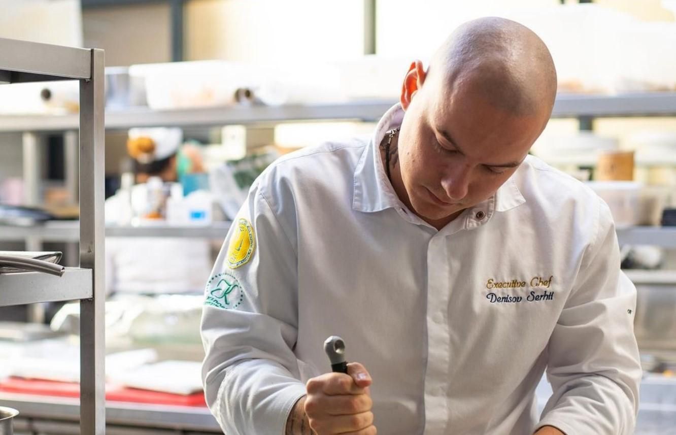 Сергей Денисов готовит стейк Томагавк Сергей Денисов готовит стейк Томагавк