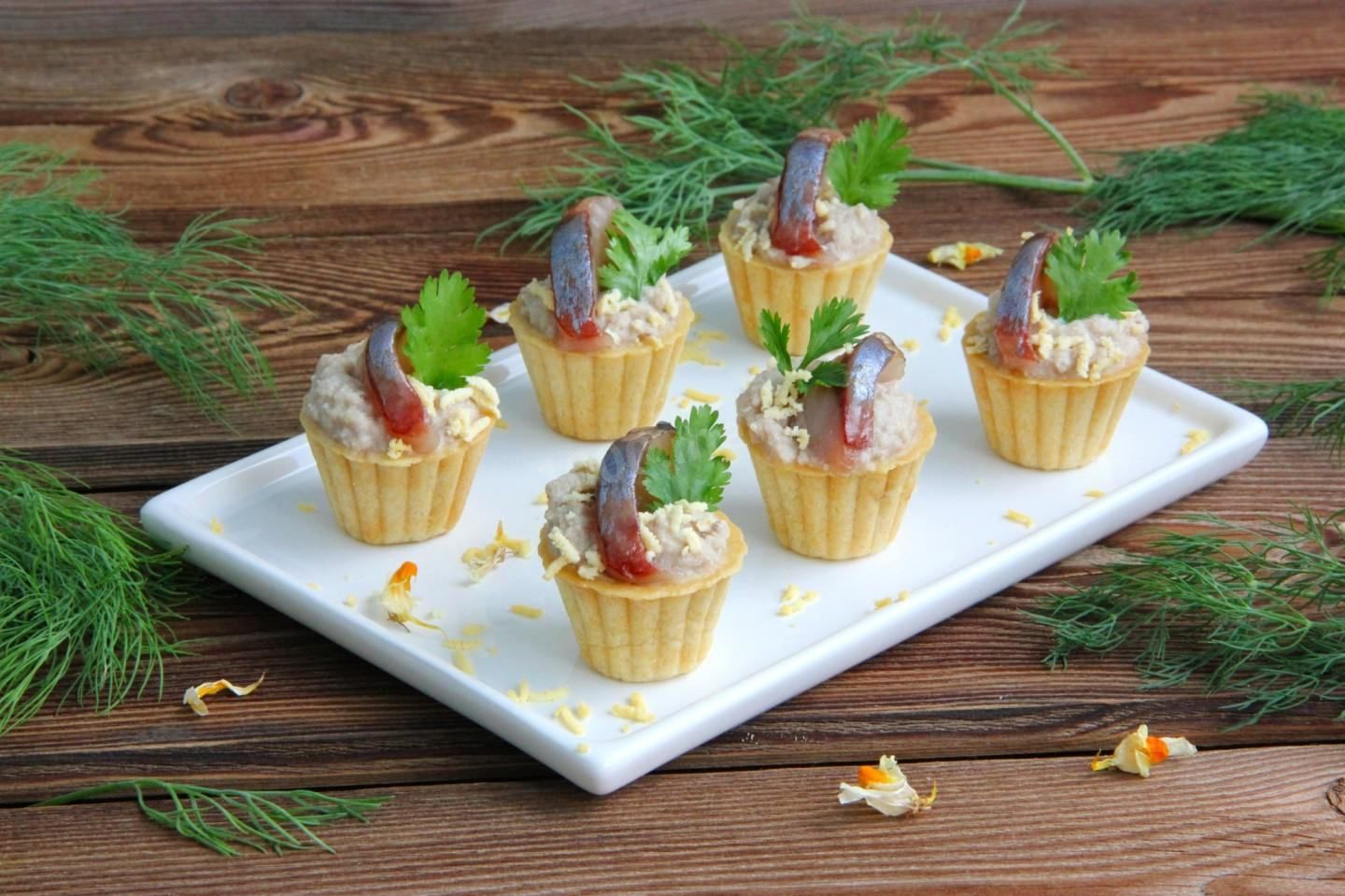 Закуски из сельди: форшмак, картофельные корзинки, тарталетки с муссом сельди Закуски из сельди: форшмак, картофельные корзинки, тарталетки с муссом сельди