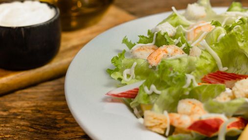 Салат з крабовими паличками, креветками і кукурудзою: святкові рецепти