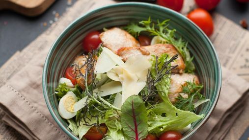 Салати з куркою для новорічного столу: смачні та бюджетні рецепти