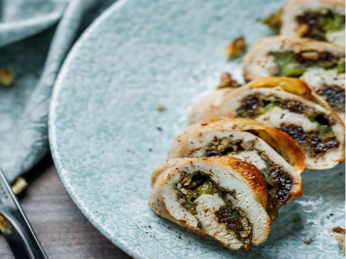 Куриный рулет с сыром и черносливом: рецепт Евгения Клопотенко Куриный рулет с сыром и черносливом: рецепт Евгения Клопотенко