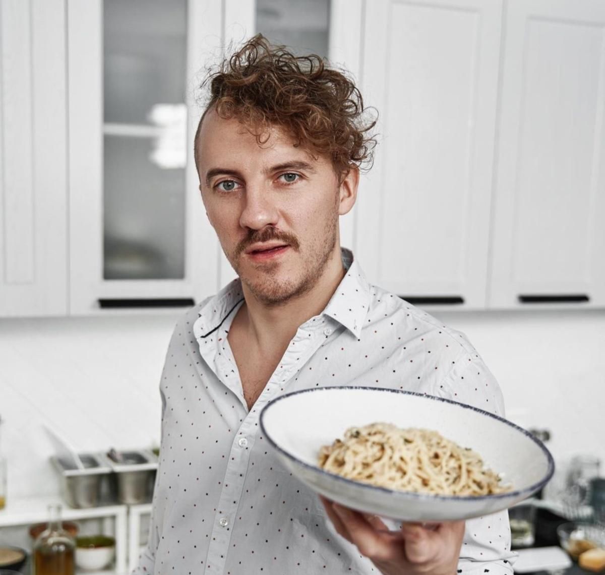 Кулінарний експерт Євген Клопотенко готує пасту з тунцем