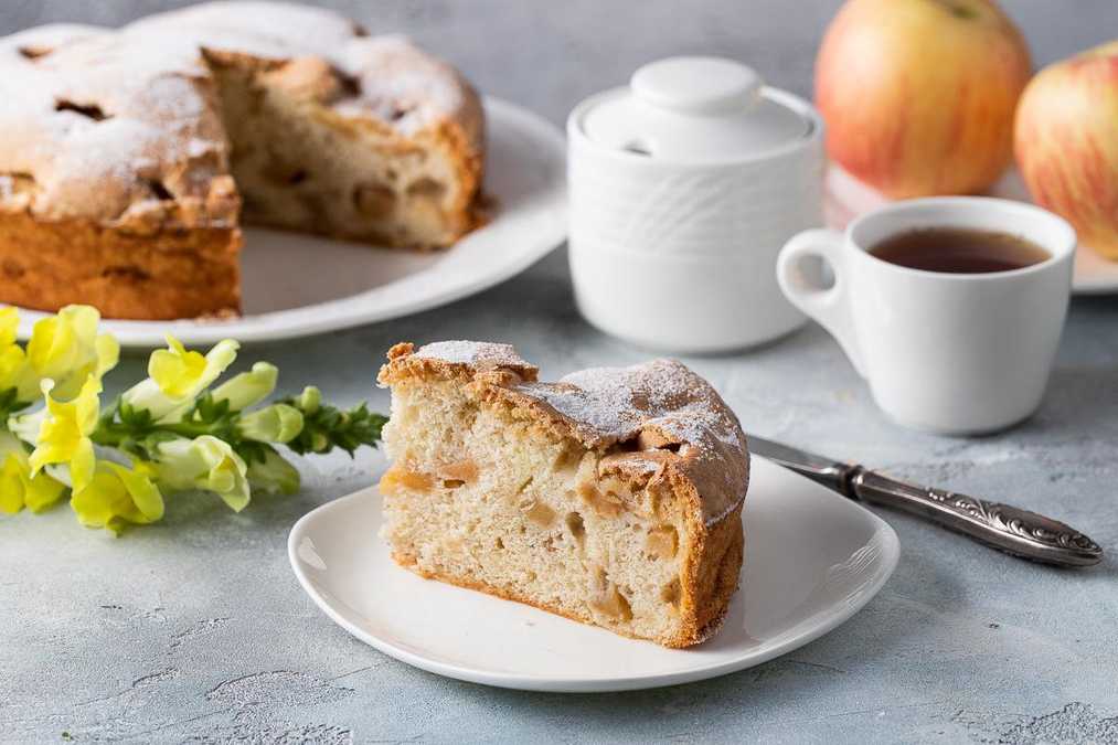 Простой рецепт шарлотки с яблоками в домашних условиях