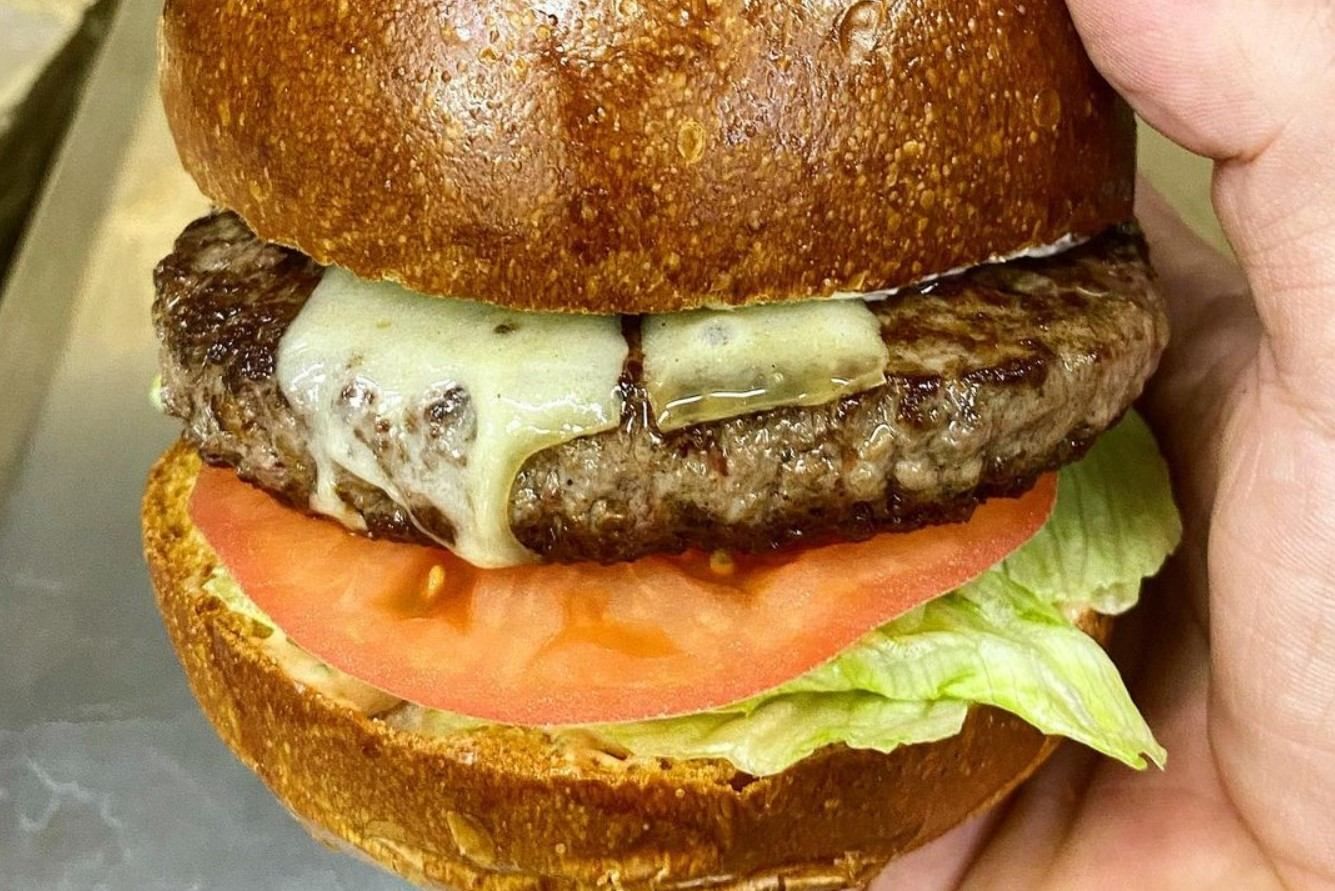 Владимир Ярославский готовит котлету для бургера Владимир Ярославский готовит котлету для бургера