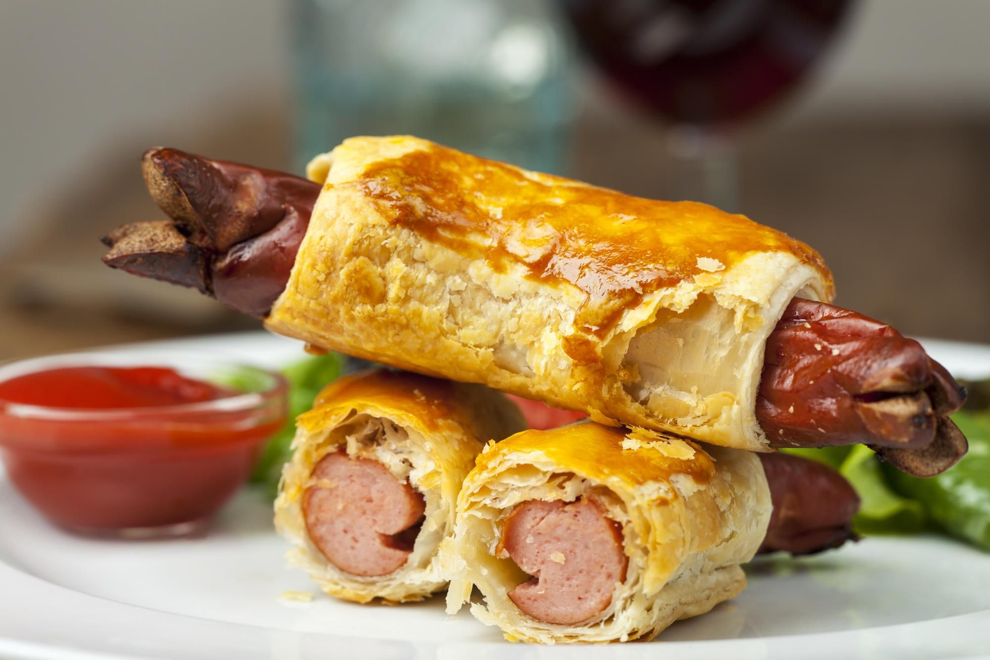 Сосиски в листковому тісті готує Ліза Глінська: відео Сосиски в листковому тісті готує Ліза Глінська: відео