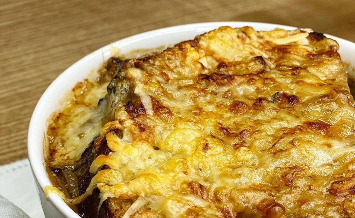 Володимир Ярославський готує цибулевий суп Володимир Ярославський готує цибулевий суп