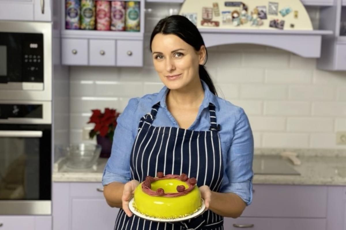 Лиза Глинская готовит муссовый торт Малина-фисташка: видео
