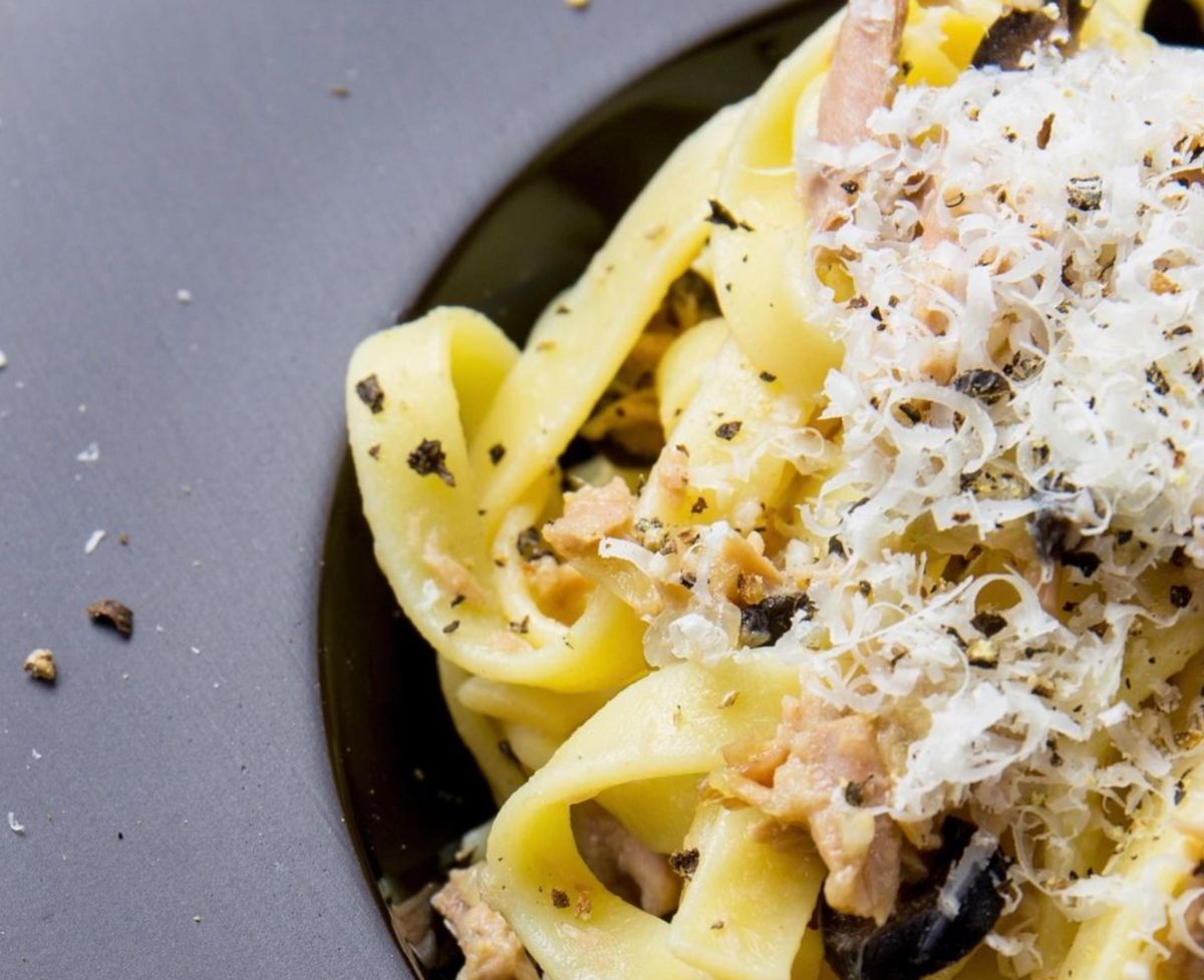 Евгений Клопотенко готовит пасту с тунцом и оливками Евгений Клопотенко готовит пасту с тунцом и оливками