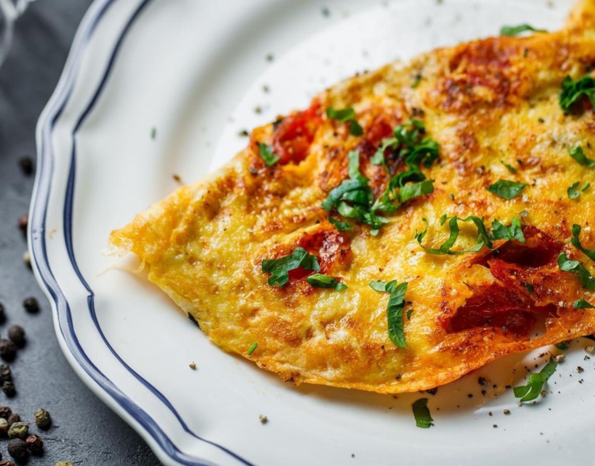 Омлет з томатом та базиліком: рецепт від Євгена Клопотенка Омлет з томатом та базиліком: рецепт від Євгена Клопотенка