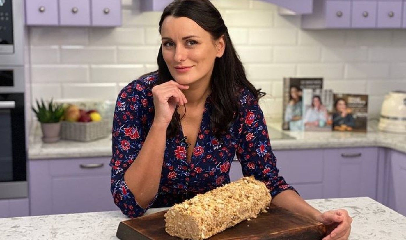 Ліза Глінська готує торт "Поліно": відео Ліза Глінська готує торт "Поліно": відео