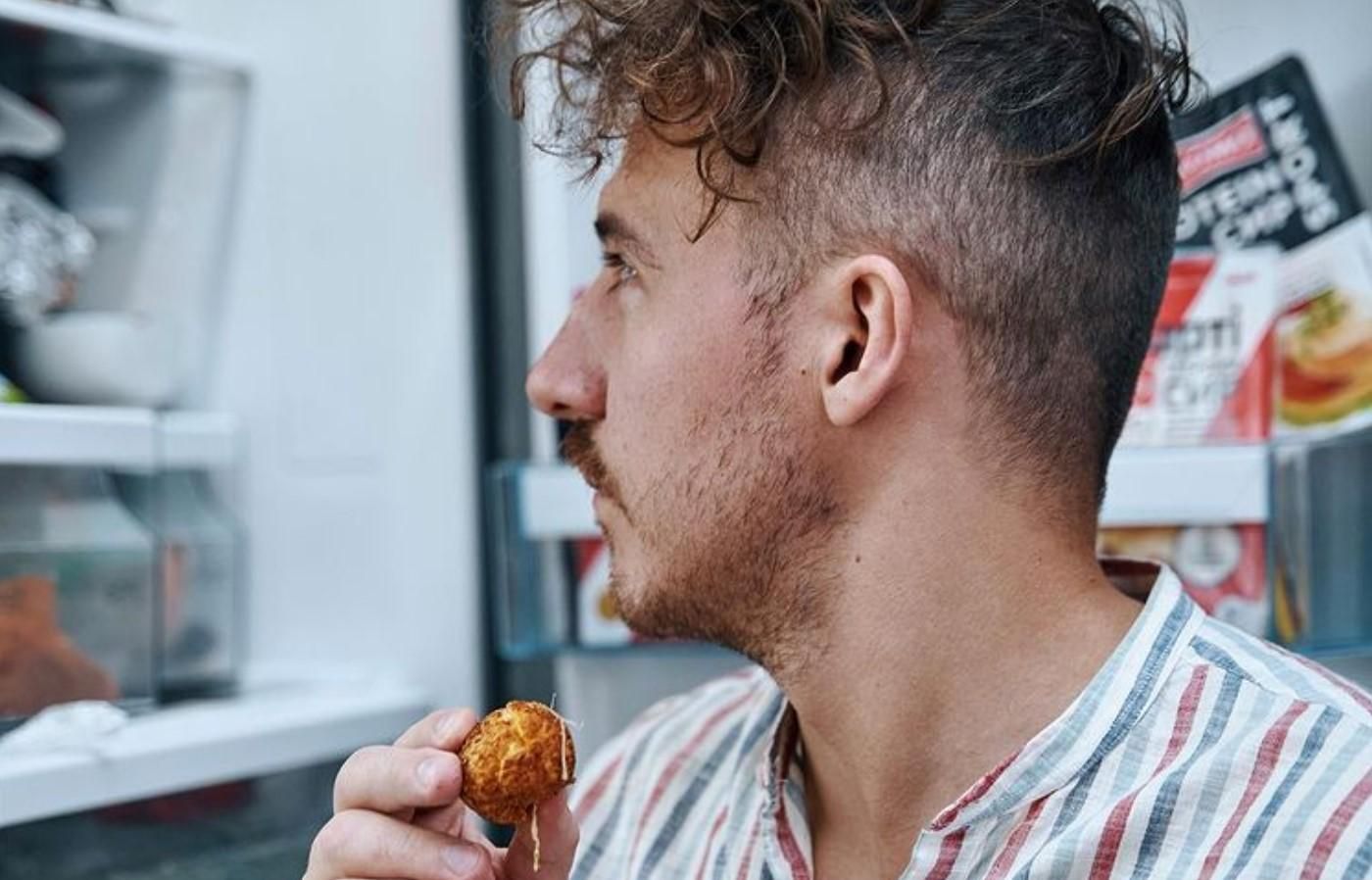 Євген Клопотенко смажить сирні кульки: відео Євген Клопотенко смажить сирні кульки: відео