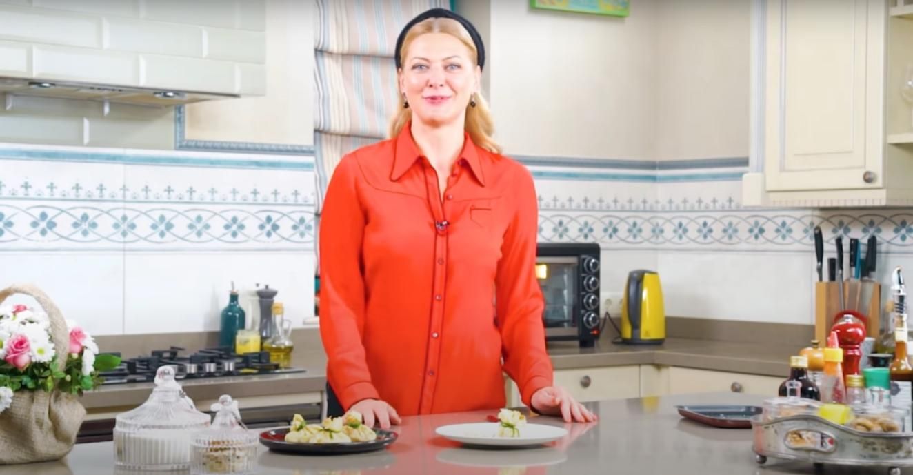 Таня Литвинова готовит мешочки из блинчиков: видео