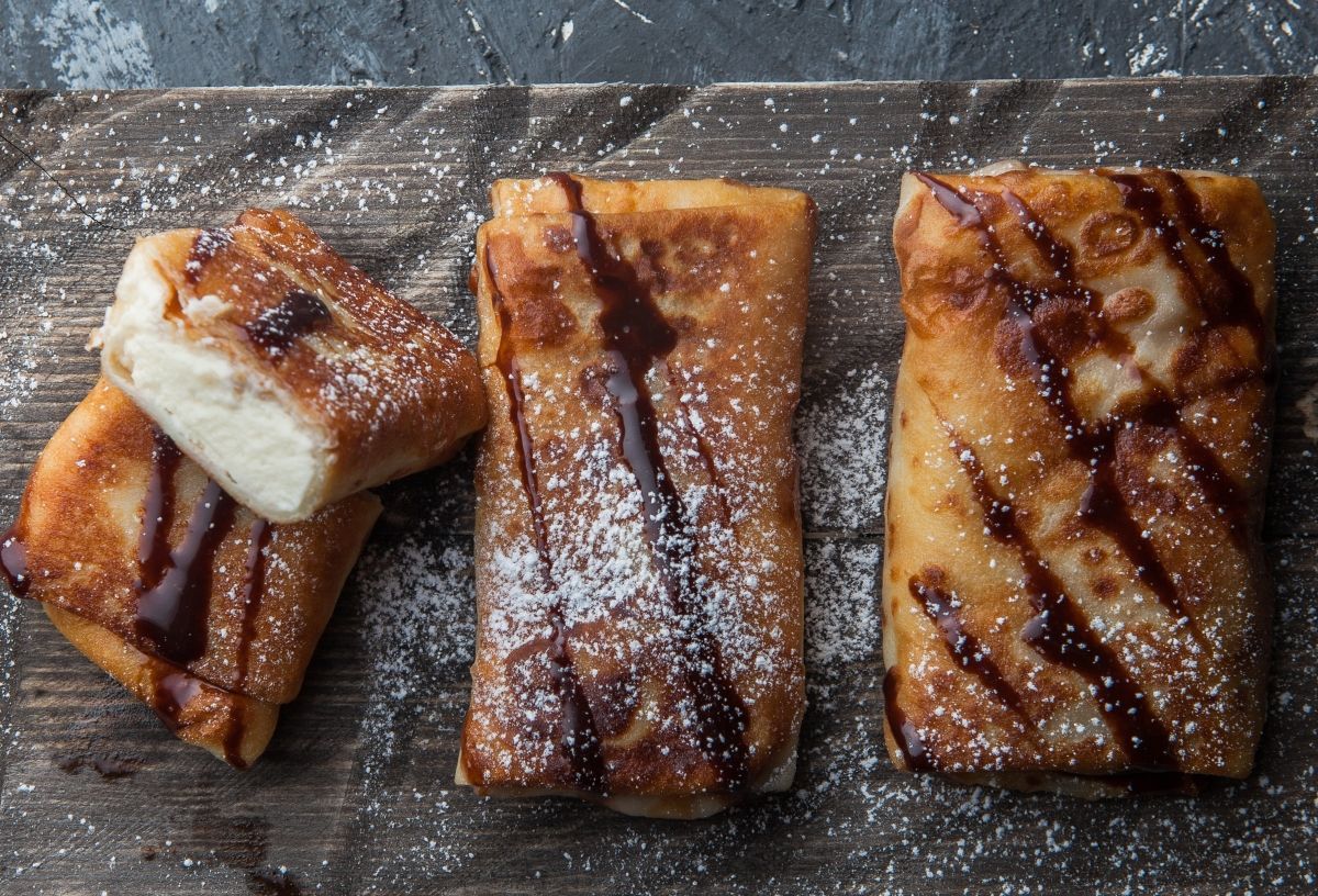 Млинці з сиром та шоколадною глазур'ю Млинці з сиром та шоколадною глазур'ю