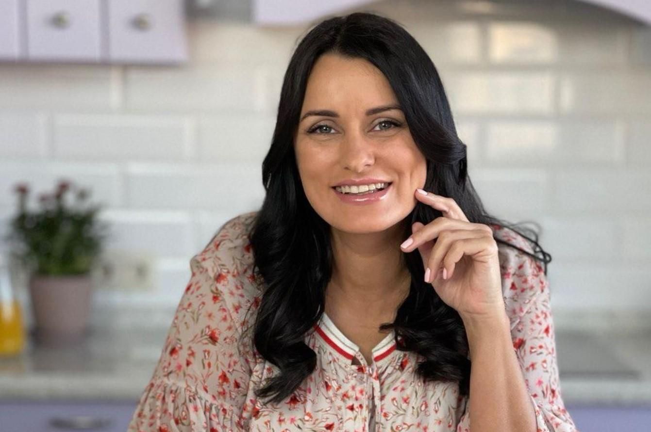 Ліза Глінська готує млинці на кефірі – покроковий рецепт Ліза Глінська готує млинці на кефірі – покроковий рецепт