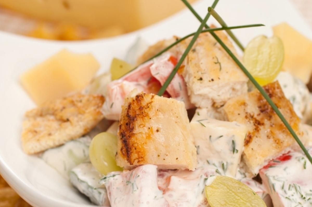 Салат с куриным филе под йогуртовым соусом – рецепт