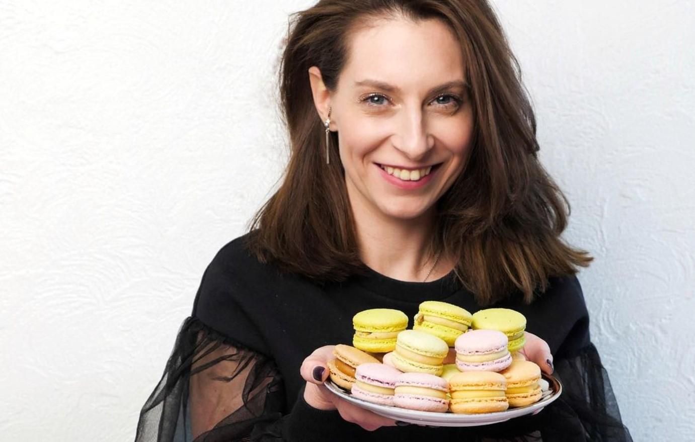 Катерина Пєскова готує десерт макарони з бергамотом Катерина Пєскова готує десерт макарони з бергамотом