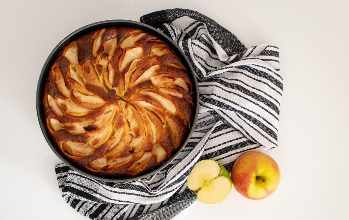 Як приготувати смачний бісквіт з яблуками: домашній рецепт