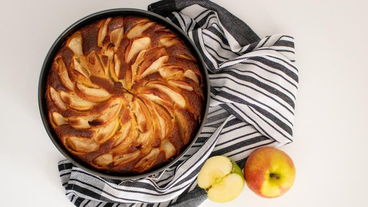 Как приготовить вкусный бисквит с яблоками: домашний рецепт