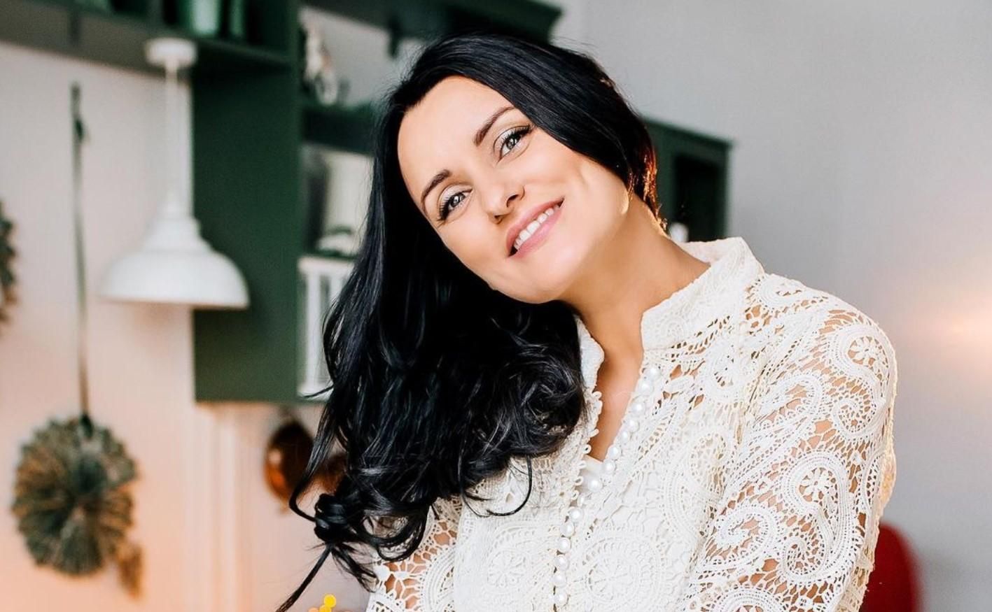 Ліза Глінська готує торт без глютену на сковороді Ліза Глінська готує торт без глютену на сковороді