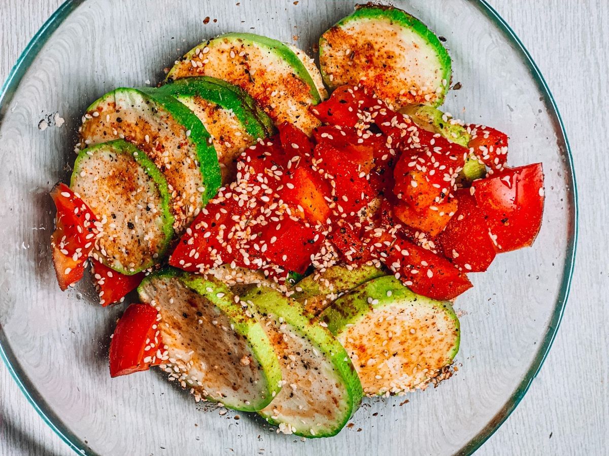 Теплый салат с томатами и кабачками: постный рецепт
