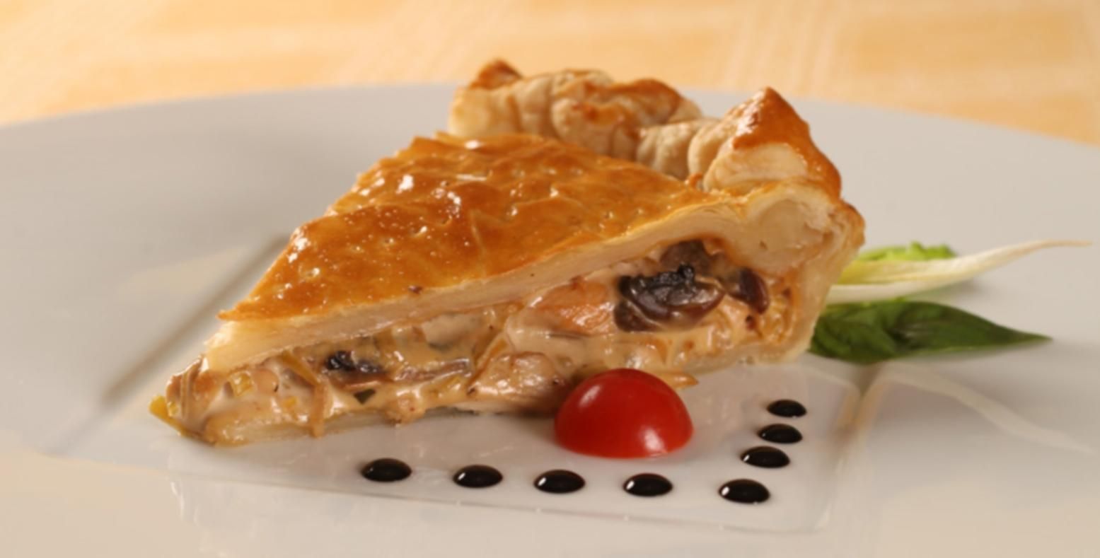 Пиріг з куркою і цибулею у вершковому соусі: домашній рецепт Пиріг з куркою і цибулею у вершковому соусі: домашній рецепт