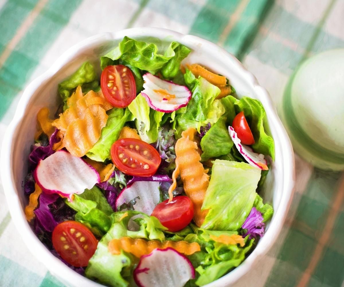 Постный салат с редисом, морковью и огурцом Постный салат с редисом, морковью и огурцом