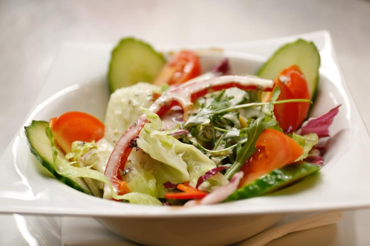 Весенний салат из свежих овощей: рецепт