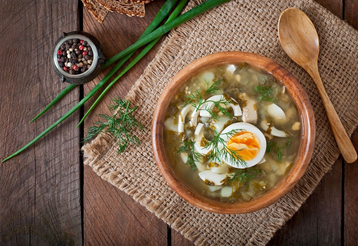 Що приготувати на обід: рецепт супу зі щавлем і яйцем