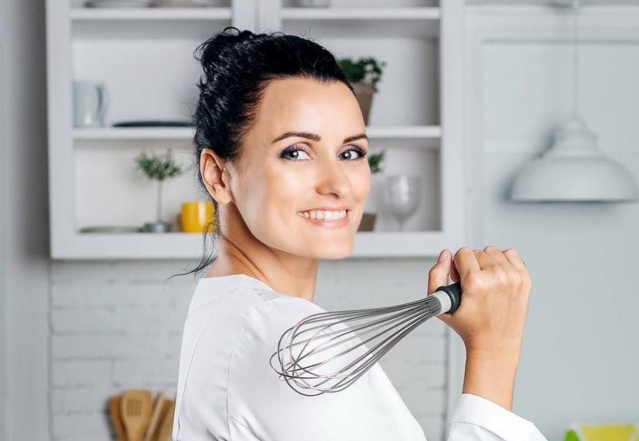 Лиза Глинская готовит маковый рулет: видео Лиза Глинская готовит маковый рулет: видео