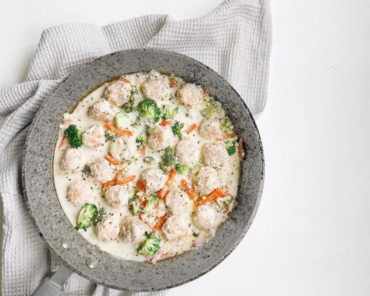 Куриные митболы в сливочном соусе: домашний рецепт Куриные митболы в сливочном соусе: домашний рецепт