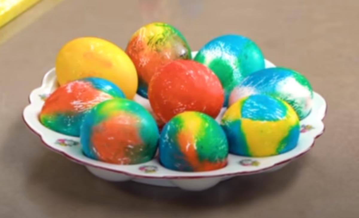 Тетяна Литвинова фарбує яйця на Великдень: відео