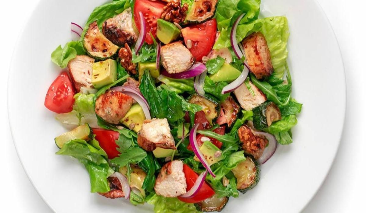 Салат с курятиной Парминьяна, тмином и авокадо – рецепт