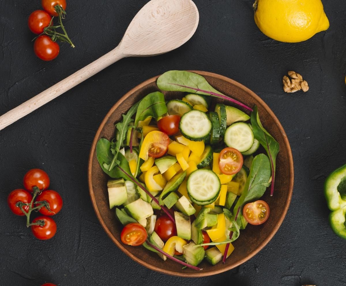 Рецепт овощного салата: мангольд, томаты черри, перец, огурец