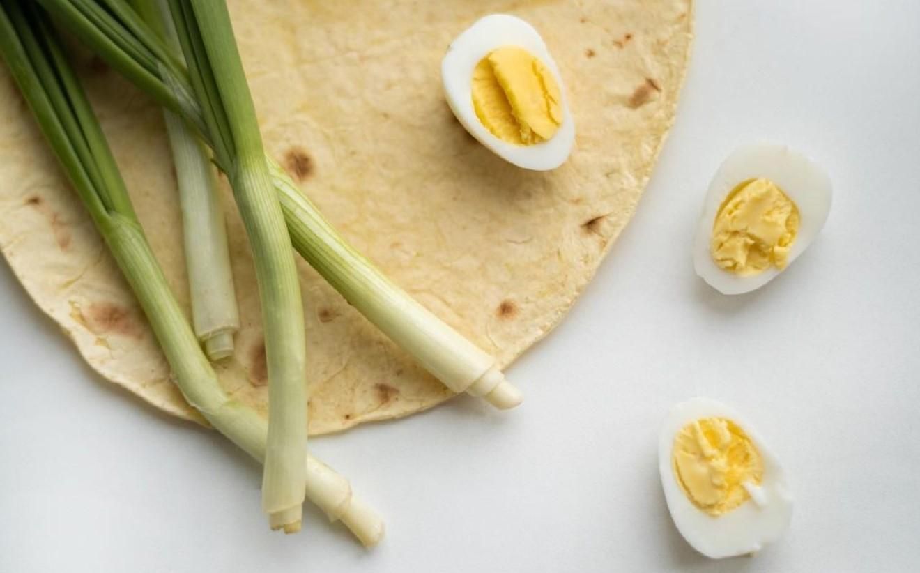 Рецепт сніданку: лаваш з яйцем, зеленню та сиром Рецепт сніданку: лаваш з яйцем, зеленню та сиром