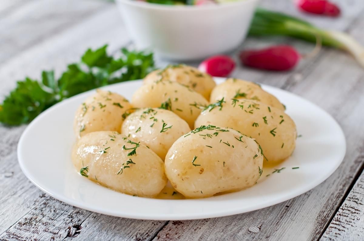 Молодой картофель с укропом: простой и быстрый рецепт