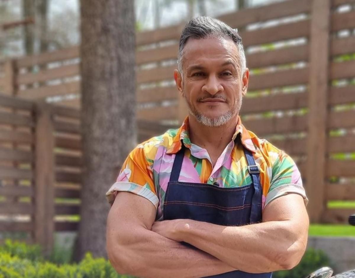 Эктор-Хименес Браво готовит простой маринад для мяса Эктор-Хименес Браво готовит простой маринад для мяса