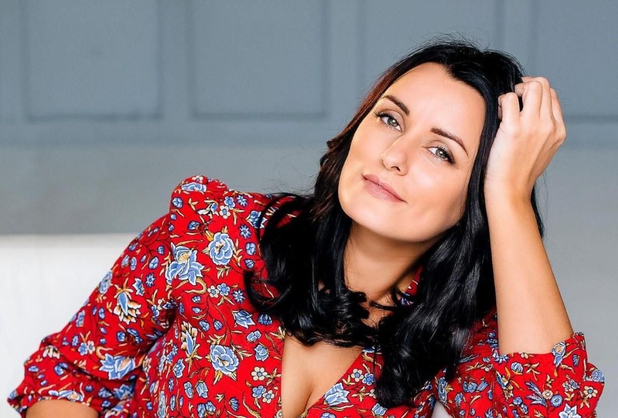 Ліза Глінська готує сирно-ягідний десерт в склянках Ліза Глінська готує сирно-ягідний десерт в склянках