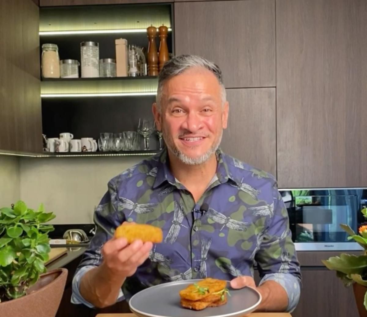 Эктор Хименес-Браво готовит картофельный хашбраун Эктор Хименес-Браво готовит картофельный хашбраун