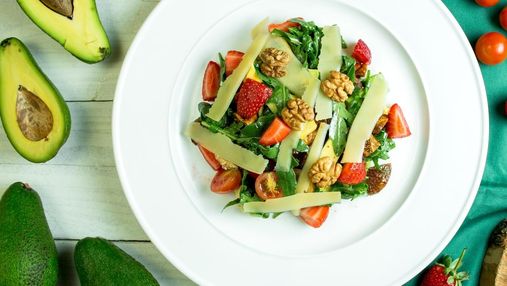 Салат с авокадо, грецкими орехами, томатами и клубникой: простой рецепт
