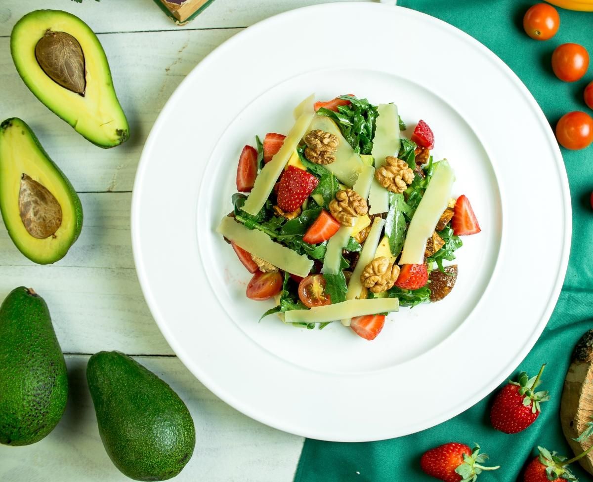 Салат из авокадо, грецкими орехами, томатами и клубникой Салат из авокадо, грецкими орехами, томатами и клубникой