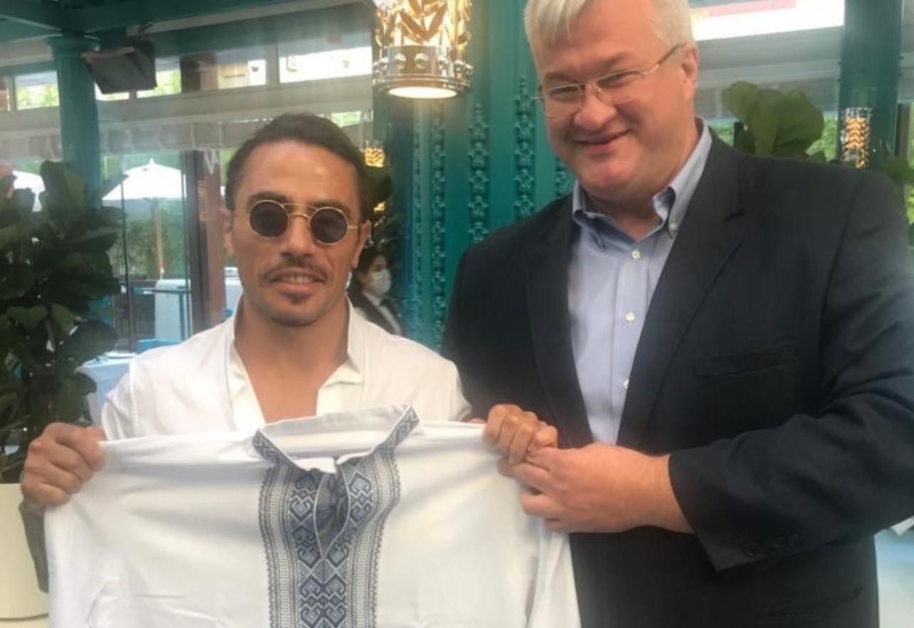 Український посол в Туреччині подарував вишиванку відомому шеф-кухарю Нусрету Гьокче Український посол в Туреччині подарував вишиванку відомому шеф-кухарю Нусрету Гьокче