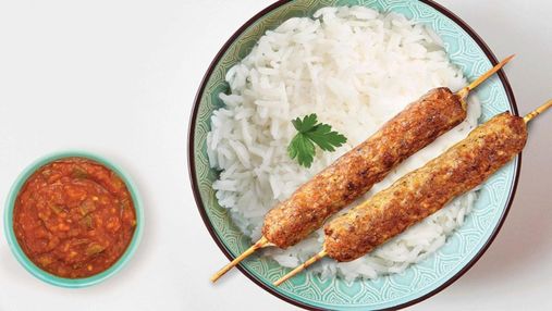 Куриный кебаб с томатным соусом и рисом: домашний рецепт