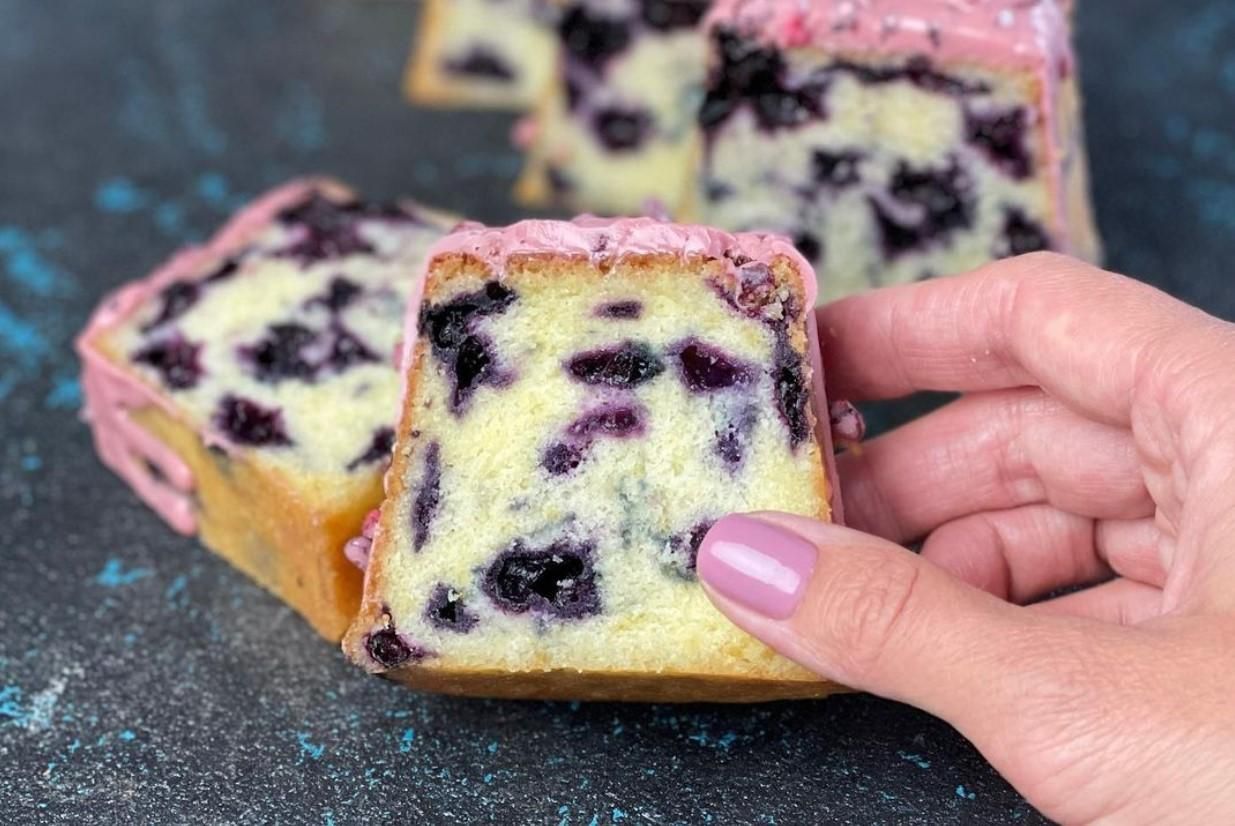 Черничный кекс под шоколадной глазурью Черничный кекс под шоколадной глазурью