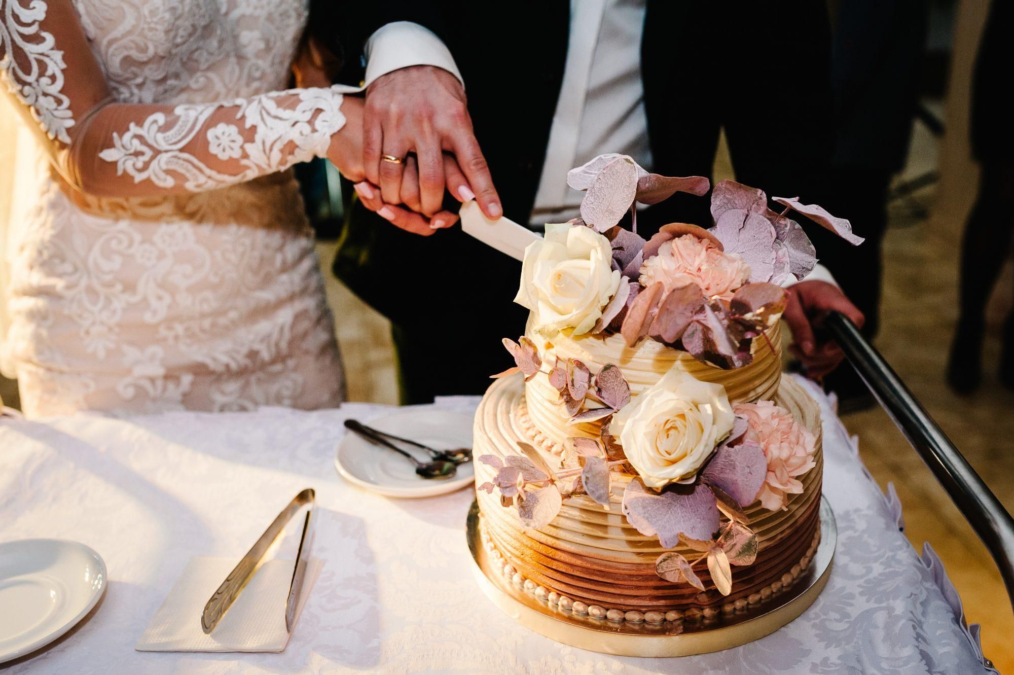 Декор весільний тортів 2021: ідеї